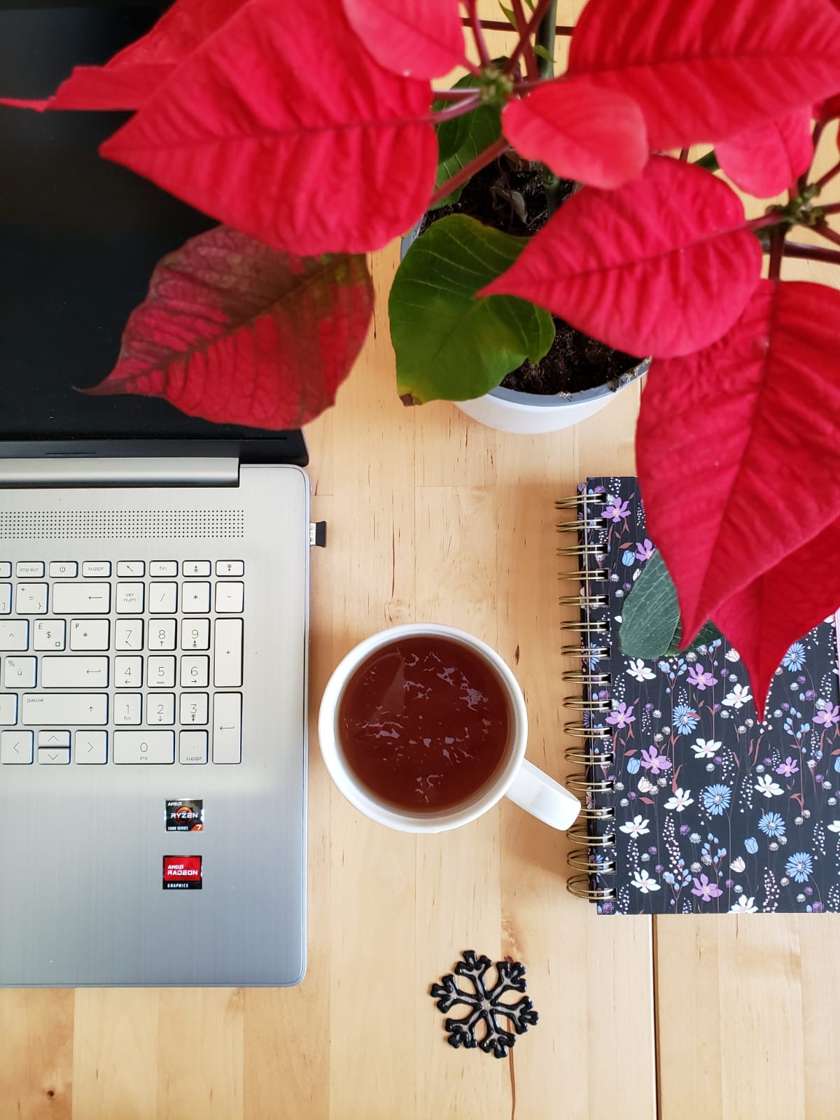 Bureau de travail avec ordinateur téléphone carnet cahier